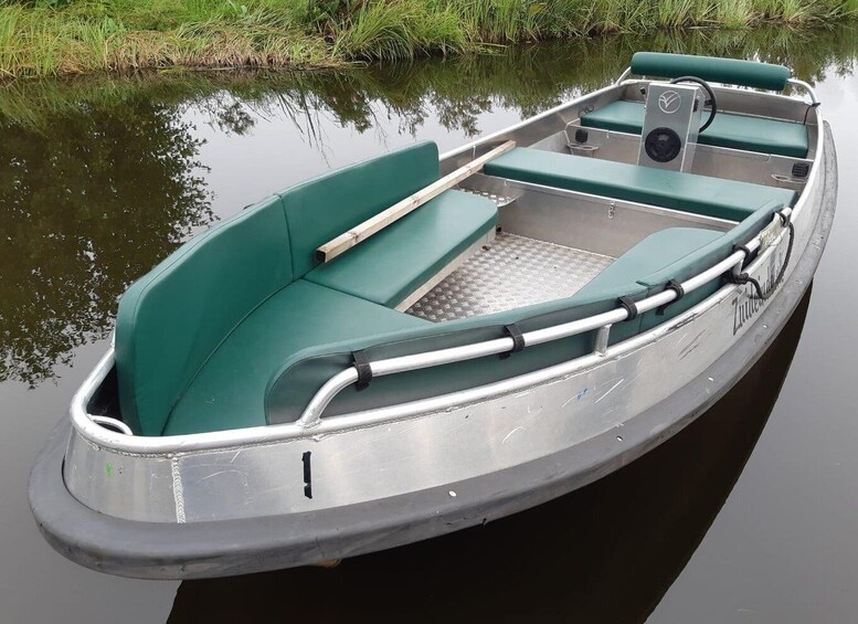 Giethoorn: 2 Hours 6 persons boat steeringwheel + cushions