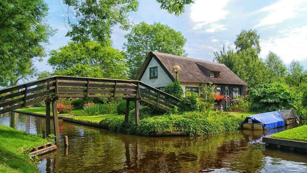 Picture 3 for Activity Giethoorn: 2 Hours 6 persons boat steeringwheel + cushions