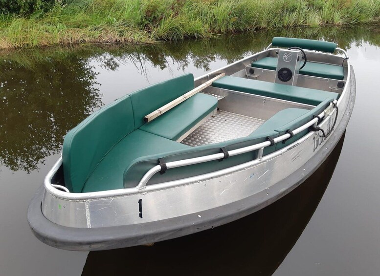 Giethoorn: 2 Hours 6 persons boat steeringwheel + cushions