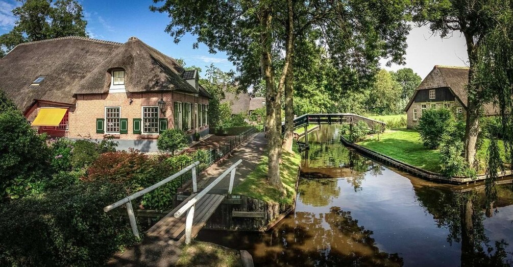 Picture 4 for Activity Giethoorn: 2 Hours 6 persons boat steeringwheel + cushions