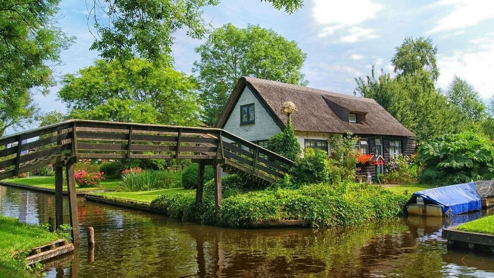 Picture 3 for Activity Giethoorn: 2 Hours 6 persons boat steeringwheel + cushions