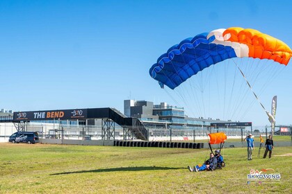 Adelaide: Fallschirmsprung & Mustang Passagier Hotlaps Tour