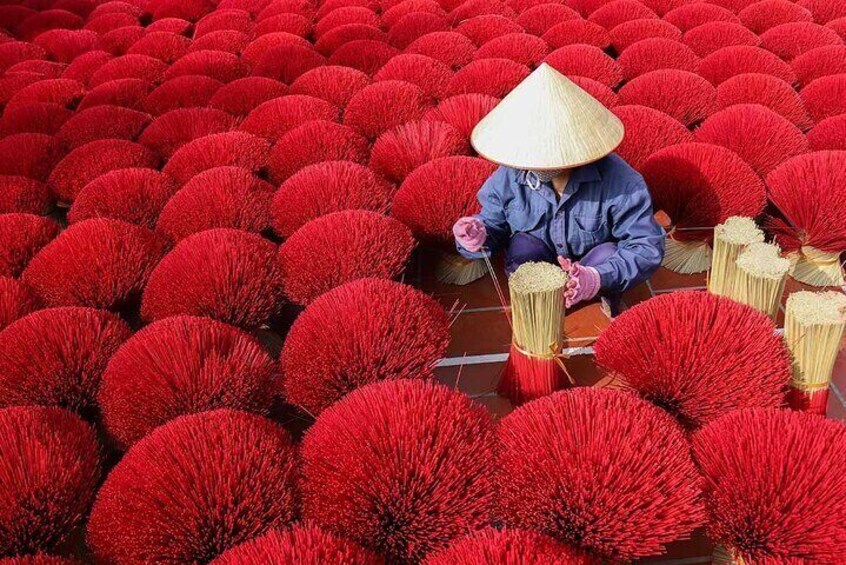 Artisan making incense in Quảng Phú Cầu