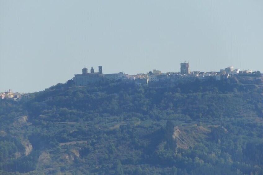 The village of Montescaglioso (MT) and its Abbey of San Michele seen from afar.