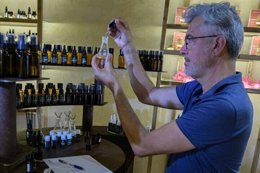 Workshop to Create Perfumes.