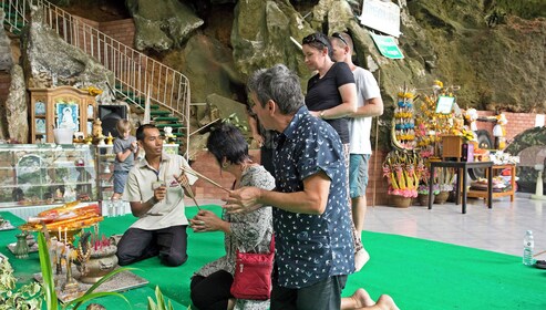 Explora las maravillas espirituales de Khao Lak en una aventura en el templ...