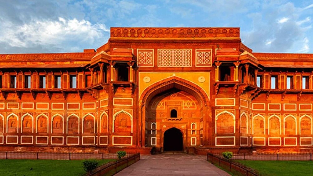 Low Cost : One Day Delhi -Agra(Taj Mahal) -Delhi Tour by Car