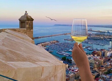 Alicante: degustación de vinos del castillo de Santa Bárbara con embutidos