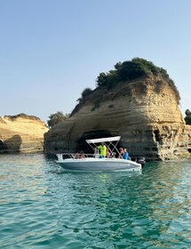 Corfú: viaje privado en barco con patrón