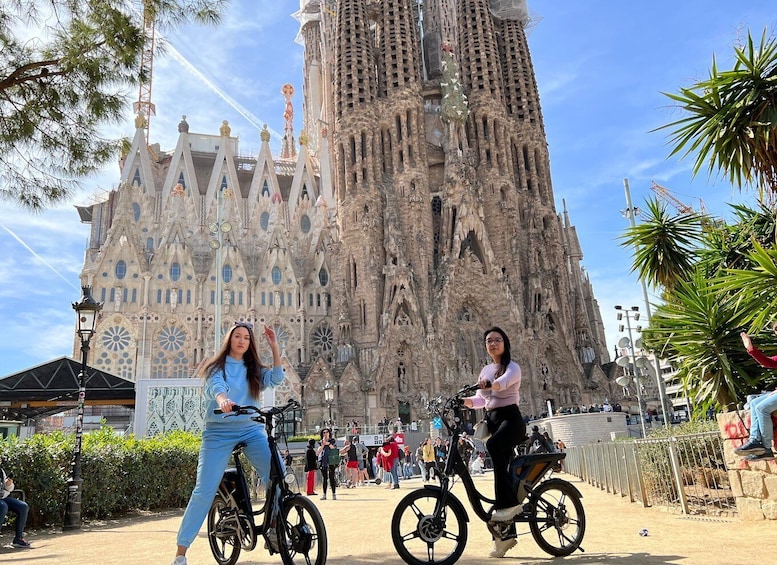 Barcelona: Gaudi Guided E-Bike Tour