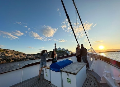 From Svolvær: Private Midnight Sun Yacht Cruise in Lofoten
