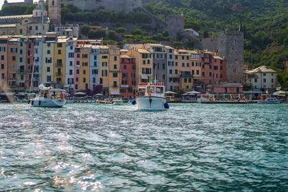 Portovenere: paseo en barco por las islas con almuerzo a bordo