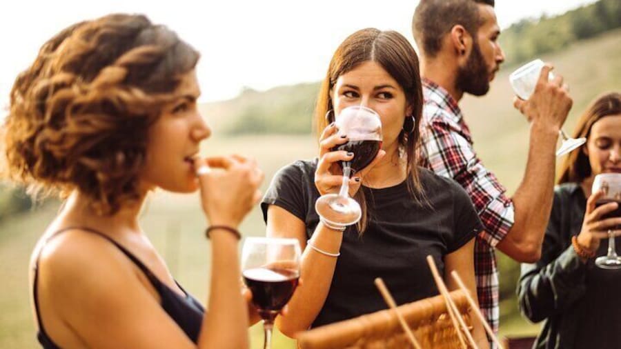 Savour the flavours and the atmosphere of the beautiful surrounds of the Huon Valley.