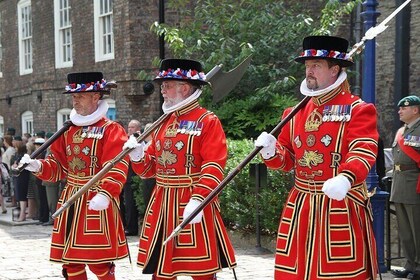 Tower of London Beefeater Meet Greet Crown Jewels Tower Bridge