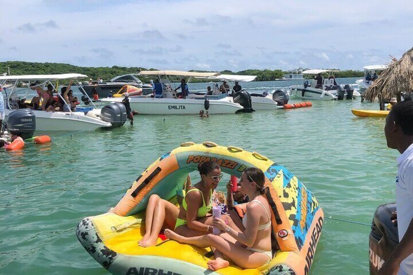 Stephanie´s crew enjoying the party island Cholon.