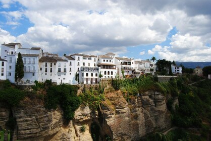 Descubre la esencia de Ronda: recorrido a pie con audio integrado en la apl...