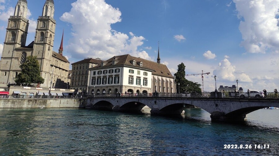 Zürich: Historical Fountains to Towers Audio Tour