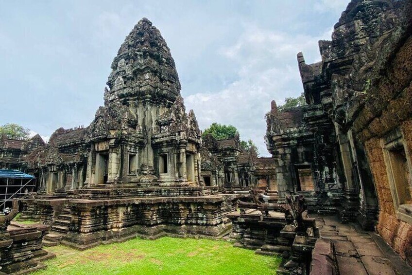 Private Banteay Srei and Roluos Group Temple Tour