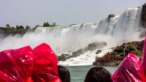 Toronto: Niagara Falls Tour met toegang zonder wachtrij Bootcruise