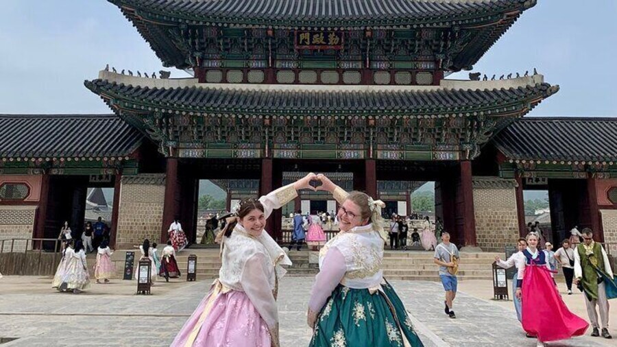 Gyeongbokgung to Bukchon in Hanbok Photography Walking tour