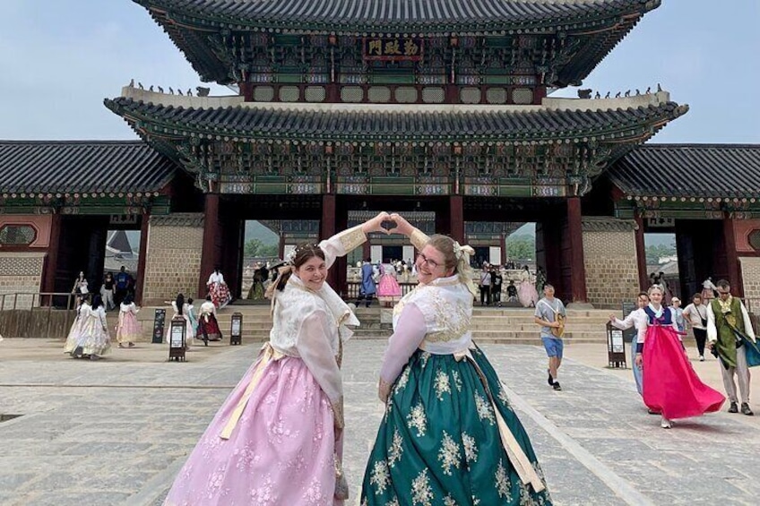 Gyeongbokgung to Bukchon in Hanbok Photography Walking tour