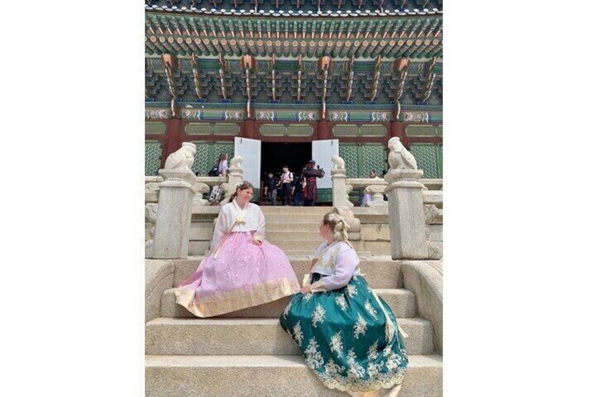 Gyeongbokgung to Bukchon in Hanbok Photography Walking tour