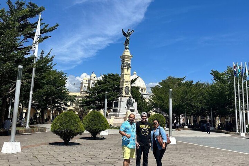 San Salvador Highlights half-Day: Boquerón+Rainbow Slide+downtown