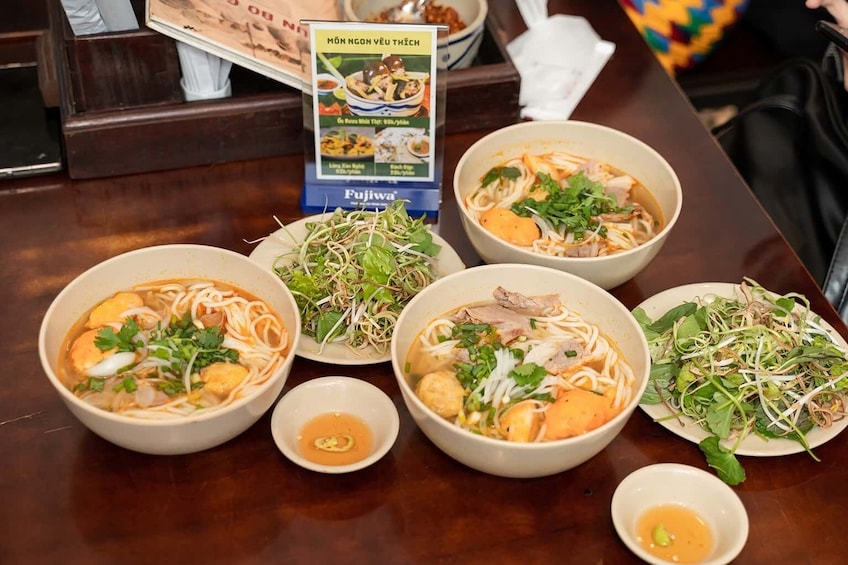 Hochiminh: Taste Of The Night Tour with Foot Massage
