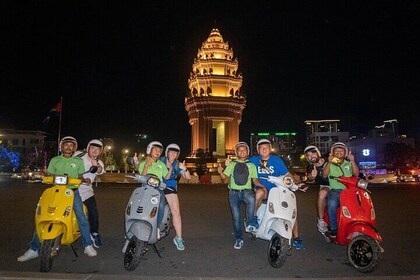 Phnom Penh Vespa City Tour and Sunset Boat with drinks