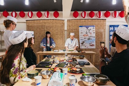 Tokio: Clase de elaboración de sushi en el mercado de pescado de Tsukiji co...
