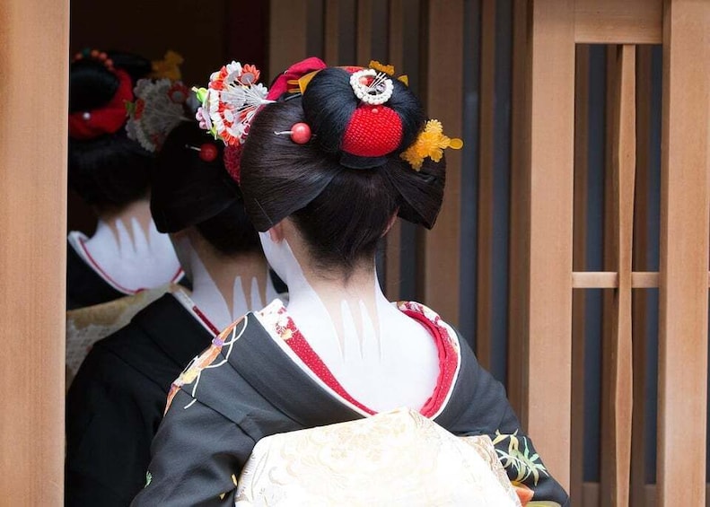 Gion Guided Walking Tour: Discover the World of Geisha