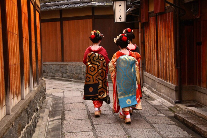 Gion Guided Walking Tour: Discover the World of Geisha