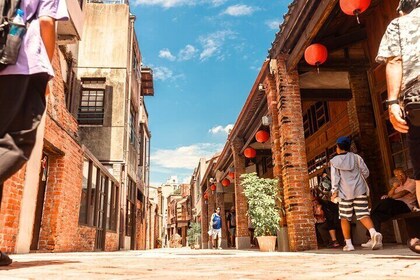 Walking Tours in Taipei Dihua, Longshan Temple, Shuanglian Market