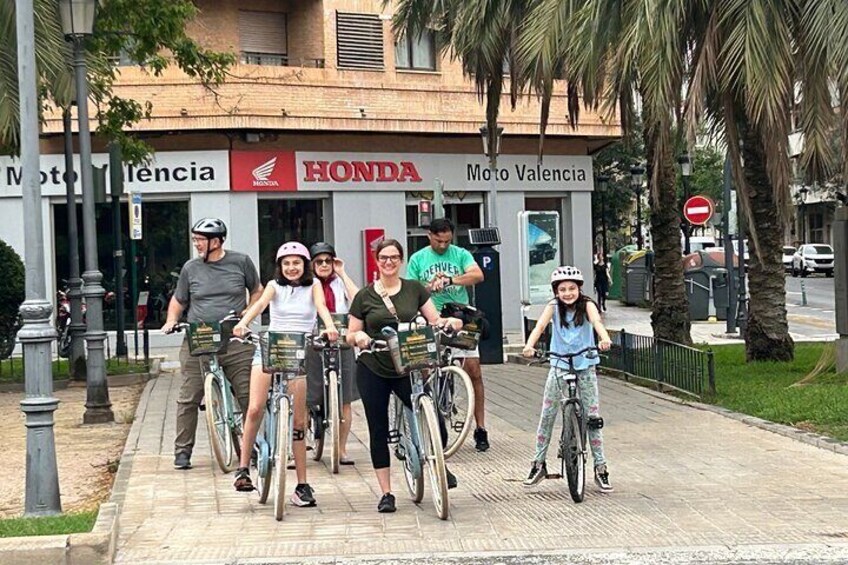 Valencia: Family Bike Tour; Walk through Turia Gardens.