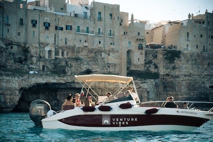 Exclusiva fiesta en barco de 1,5 horas en Polignano a Mare