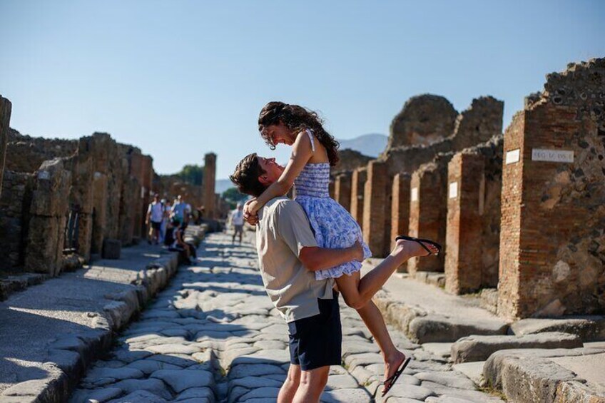Get your photos timeless, alone or as a couple, inside the excavations of Pompeii, the second most visited archaeological site in the world
