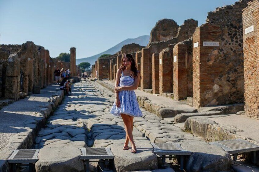 Get your photos timeless, alone or as a couple, inside the excavations of Pompeii, the second most visited archaeological site in the world