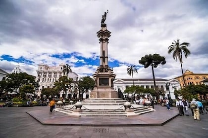 Recorrido a pie con guía por las atracciones imprescindibles de Quito