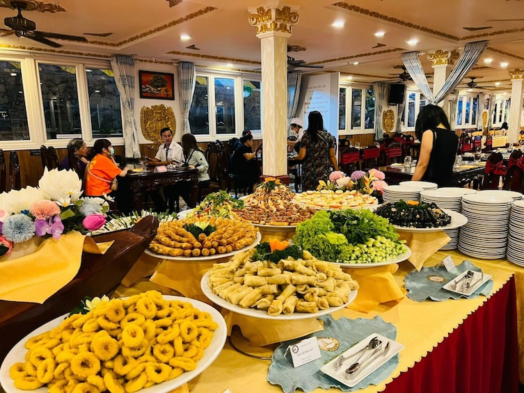 Ho Chi Minh City: Saigon River Dinner Cruise with Pickup