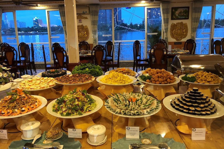 Ho Chi Minh City: Saigon River Dinner Cruise with Pickup