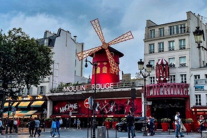 Montmartre and Historical Monuments Walking Tour in Paris