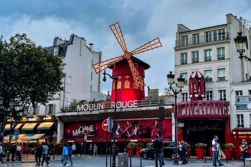 Montmartre and Historical Monuments Walking Tour in Paris