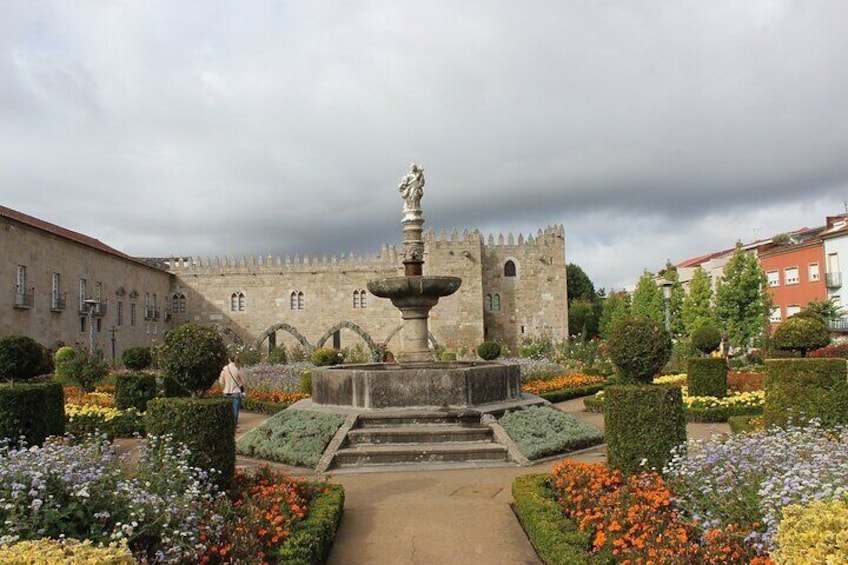 Braga/Guimarães: 1 Day with Lunch + farm and wine tasting