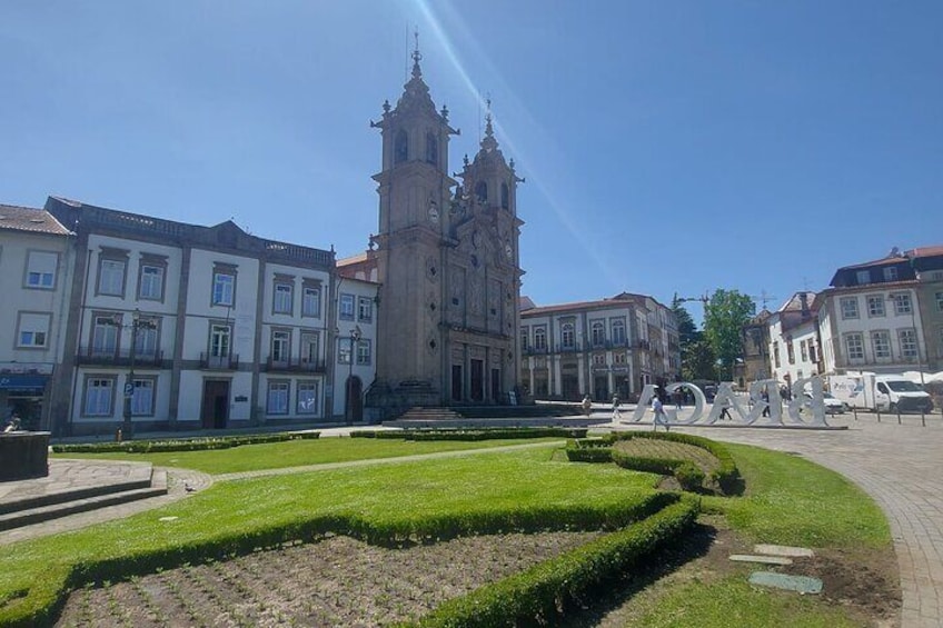 Braga/Guimarães: 1 Day with Lunch + farm and wine tasting