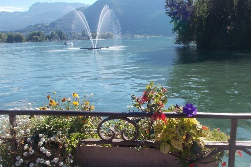 Annecy Scavenger Hunt and Highlights Self-Guided Tour