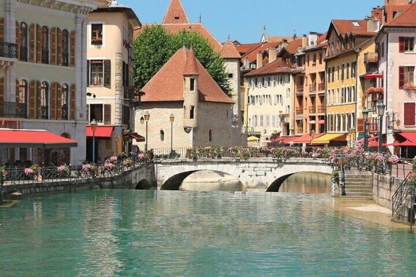 Annecy Scavenger Hunt and Highlights Self-Guided Tour