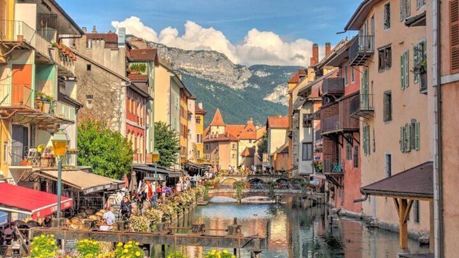 Annecy Scavenger Hunt and Highlights Self-Guided Tour