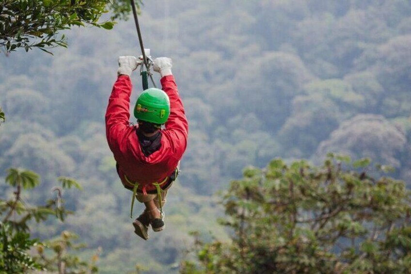 Book the best Nature Adventure Combo with Costa Rica Inspirations and go ziplining and enjoy nature!