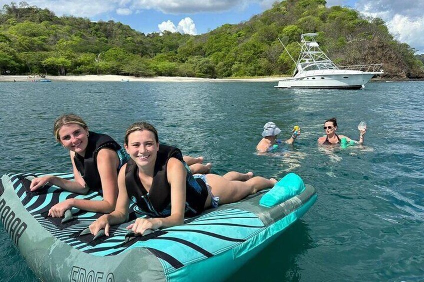 Private Tiara Yach 40ft Half Day Activity in Gulf of Papagayo