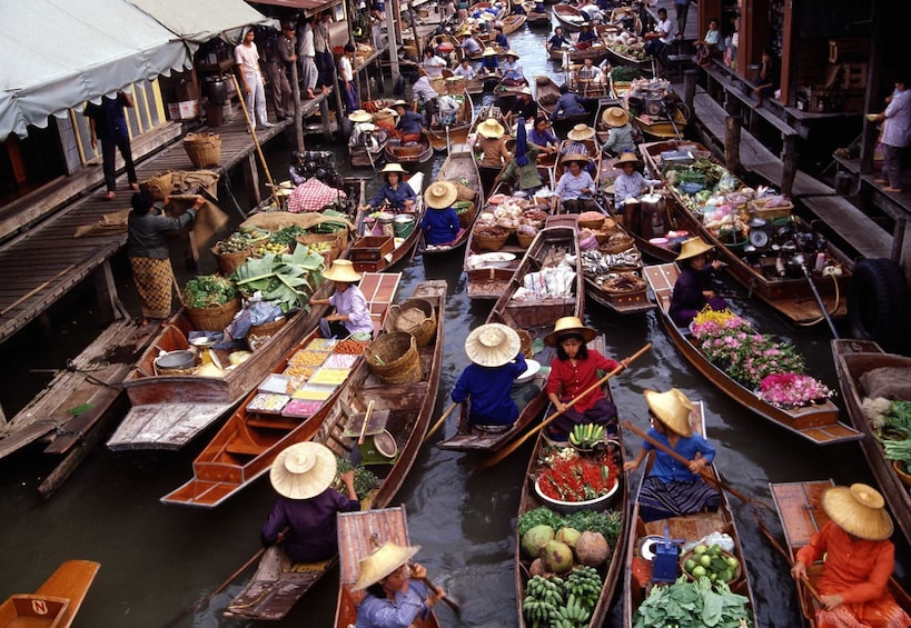 View of the busy Damnoen Saduak Floating Market in Bangkok 